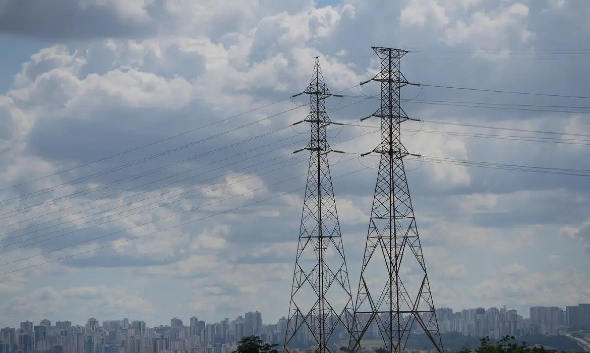 Nova Medida Provisória tenta evitar alta na conta de luz após derrubada de vetos