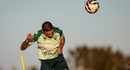 Sport e Cuiabá trocam atacantes Carlos Alberto e Derik Lacerda por empréstimo.
