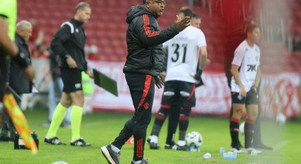 Após a vitória do Internacional sobre o Vitória por 1 a 0, na tarde deste sábado (12), em entrevista coletiva, o técnico Roger Machado comentou sobre a má atuação do time, sobre o resultado e em relação a utilização de Victor Gabriel na lateral-esquerda. Sobre a má atuação ele ponderou: “Sim, acho que nós todos [&#8230;]