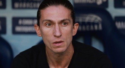 Em coletiva neste sábado, o ex-lateral criticou duramente a postura do atacante nos treinos da semana e revelou bastidores que levaram à decisão de deixá-lo fora da partida