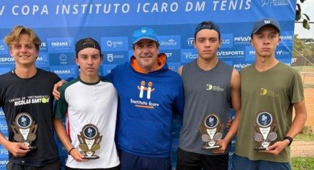 Campeões à esquerda e vice-campeões à direita na dupla masculina 18 anos (Foto: Eduardo Demerteco)