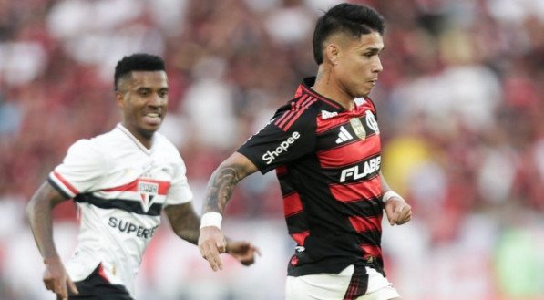 Flamengo vence o São Paulo e permanece na liderança do Brasileirão