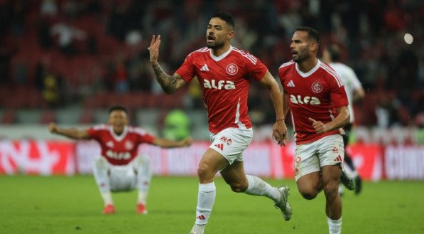 No retorno do Brasileirão, após um mês sem jogos, o Internacional recebeu o Vitória pela 13ª rodada no Beira-Rio. Em uma atuação bem modesta, o Inter conseguiu furar a retranca do time baiano, apenas aos 43 minutos do segundo tempo, com Bruno Tabata, que acertou lindo chute. O Internacional durante toda a partida, tentou finalizações, [&amp;#8230;]