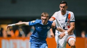 Palmer em disputa de bola com Fabián Ruiz em Chelsea x PSG