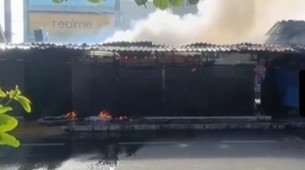 Incêndio atinge boxes comerciais no Camelódromo do Recife