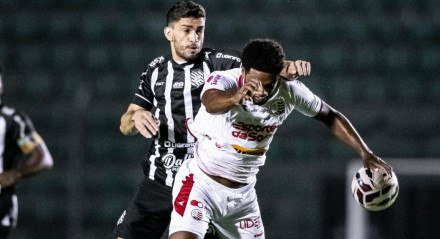Jogador de Náutico e Figueirense em disputa de bola