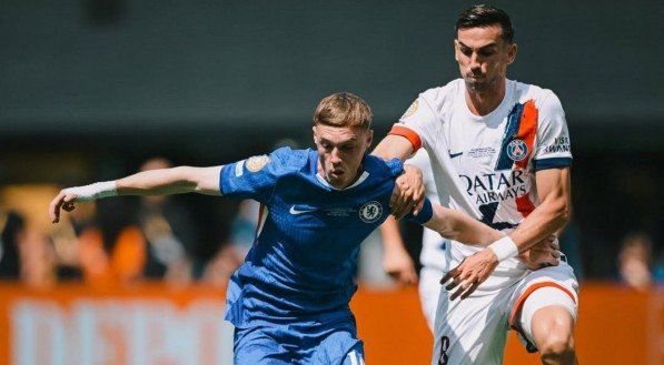 Palmer em disputa de bola com Fabián Ruiz em Chelsea x PSG