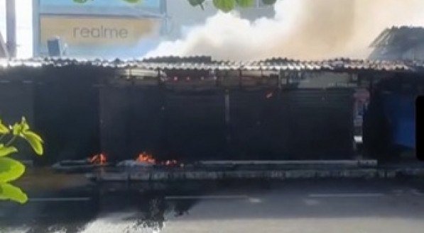 Incêndio atinge boxes comerciais no Camelódromo do Recife