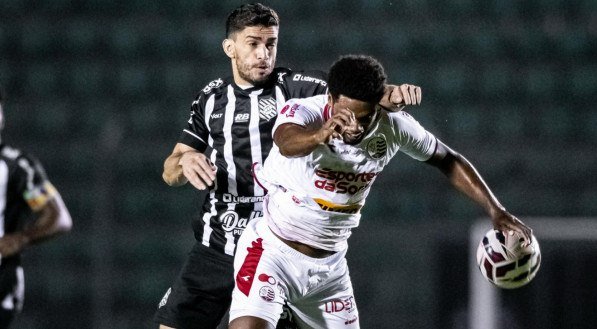 Jogador de Náutico e Figueirense em disputa de bola
