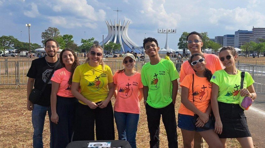 Grupo de jovens peregrinos que foram vítimas de um golpe e tiveram suas viagens ao Jubileu da Juventude, em Roma, na Itália, canceladas