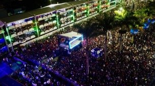 Imagem mostra a multidão reunida para show no Palco Mestre Dominguinhos, no Festival de Inverno de Garanhuns
