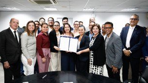 A governadora Raquel Lyra e a vice-governadora Priscila Krause reunidas com gestores municipais e representantes da Organização das Nações Unidas (ONU)