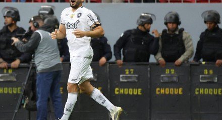 O atacante, contratado na janela especial do Mundial de Clubes, passou por duas equipes na Europa até chegar no Benfica, time responsável pela sua negociação com o Glorioso