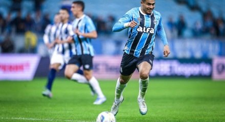 Centroavante foi titular neste domingo (13), pelo Brasileirão e já se reapresenta nesta segunda-feira para tratar do acerto com o Peñarol.