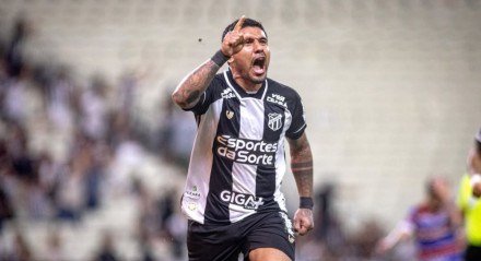 Galeano comemorando gol pelo Ceará contra o Fortaleza