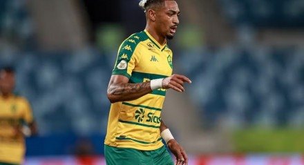 Derik Lacerda com a camisa do Cuiabá