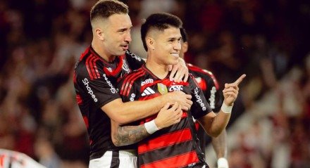 Léo Ortiz abraça Luiz Araújo após atacante marcar gol pelo Flamengo