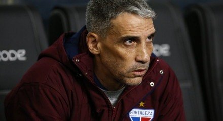 Juan Pablo Vojvoda não é mais treinador do Fortaleza. Após uma semana com eliminação da Copa do Nordeste e derrota para o maior rival, o clube anunciou a saída de um dos maiores técnicos da história da equipe na tarde desta segunda-feira (14). Os auxiliares Nahuel Martínez e Gastón Liendo, o preparador físico Luís Azpiazu, [&#8230;]