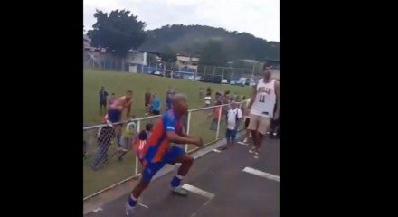 Após o apito final, jogadores da equipe pularam a grade e partiram para a arquibancada em confronto direto com torcedores