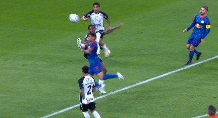 No campo, o árbitro não marcou a penalidade inicialmente, mas mudou a interpretação ao ser chamado pela cabine do VAR e rever o lance.