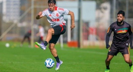 Os jogadores que não começaram ou não participaram da partida contra o Vitória entraram em campo nesta segunda-feira em um jogo contra o Sindicato dos Atletas