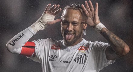 Neymar fazendo careta ao comemora gol pelo Santos