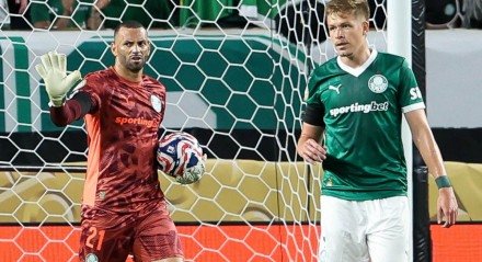Weverton orienta o zagueiro Bruno Fuchs em jogo do Palmeiras