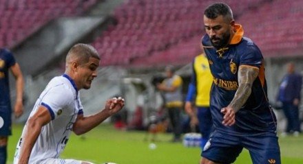 Lance do jogo entre Retrô x CSA pela 12ª rodada da Série C
