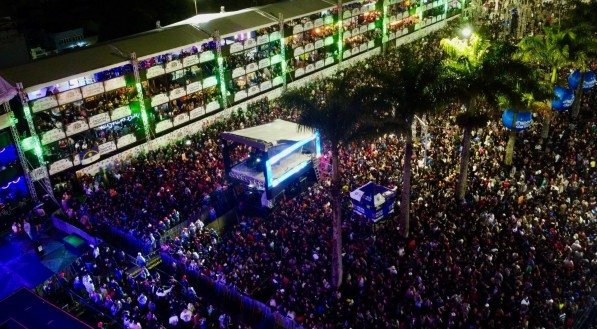 Imagem mostra a multidão reunida para show no Palco Mestre Dominguinhos, no Festival de Inverno de Garanhuns