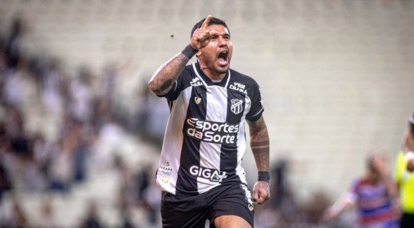 Galeano comemorando gol pelo Ceará contra o Fortaleza