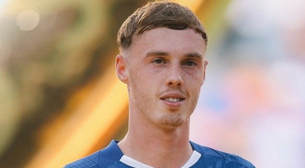 Cole Palmer, jogador do Chelsea, pousa para foto