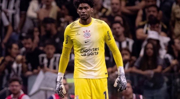 Hugo Sousa, goleiro do Corinthians, concentrado em jogo