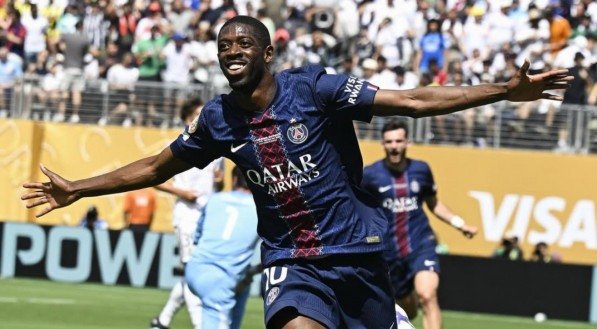 Dembélé com os braços abertos comemorando gol pelo PSG