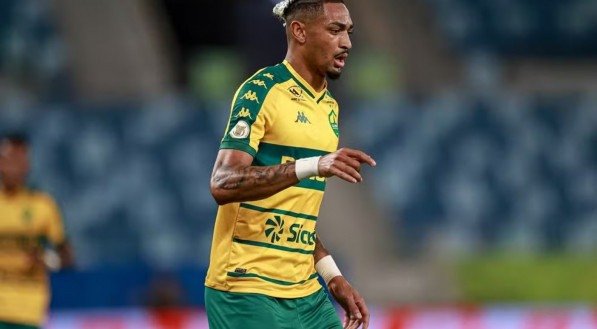Derik Lacerda com a camisa do Cuiabá