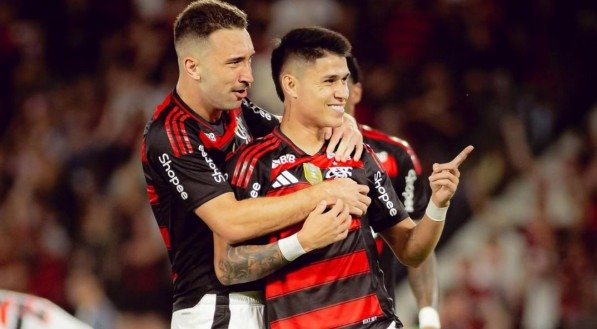 Léo Ortiz abraça Luiz Araújo após atacante marcar gol pelo Flamengo