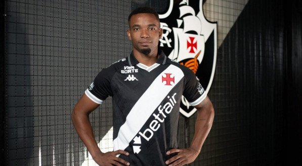 Jogador retorna ao futebol brasileiro após oito anos