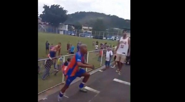 Após o apito final, jogadores da equipe pularam a grade e partiram para a arquibancada em confronto direto com torcedores