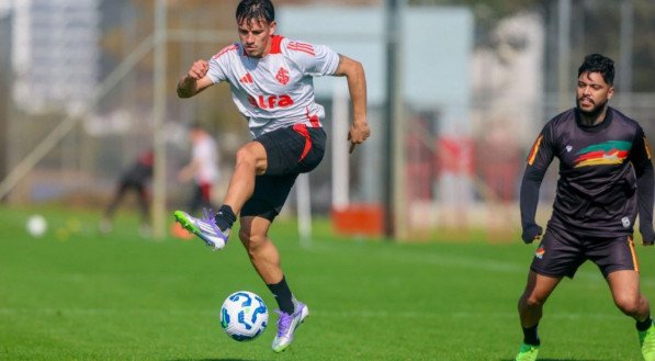 Os jogadores que não começaram ou não participaram da partida contra o Vitória entraram em campo nesta segunda-feira em um jogo contra o Sindicato dos Atletas