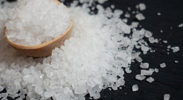 3 simpatias com sal grosso para afastar negatividade, azar e inveja