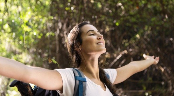 Imagem de uma mulher feliz na natureza