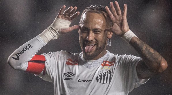 Neymar fazendo careta ao comemora gol pelo Santos