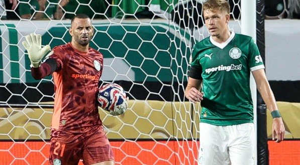 Weverton orienta o zagueiro Bruno Fuchs em jogo do Palmeiras