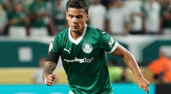 Richard Ríos olhando para a bola em jogo do Palmeiras