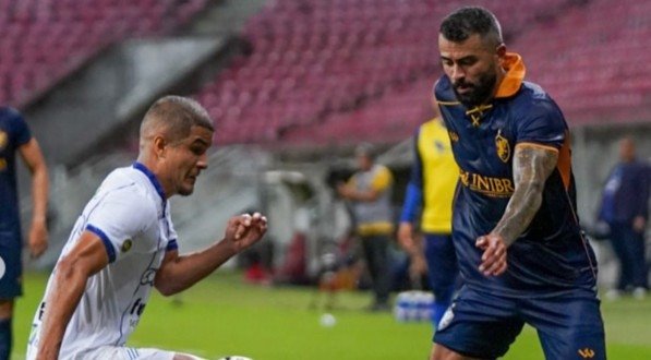 Lance do jogo entre Retrô x CSA pela 12ª rodada da Série C