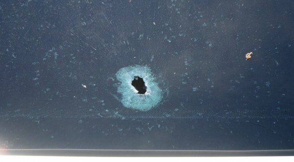 Carro que furou blitz em Setúbal, Zona Sul do Recife, foi levado para o DHPP para perícia