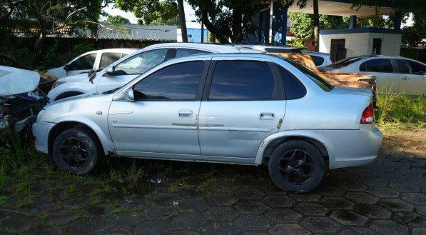 Carro que furou blitz em Setúbal, Zona Sul do Recife, foi levado para o DHPP para perícia