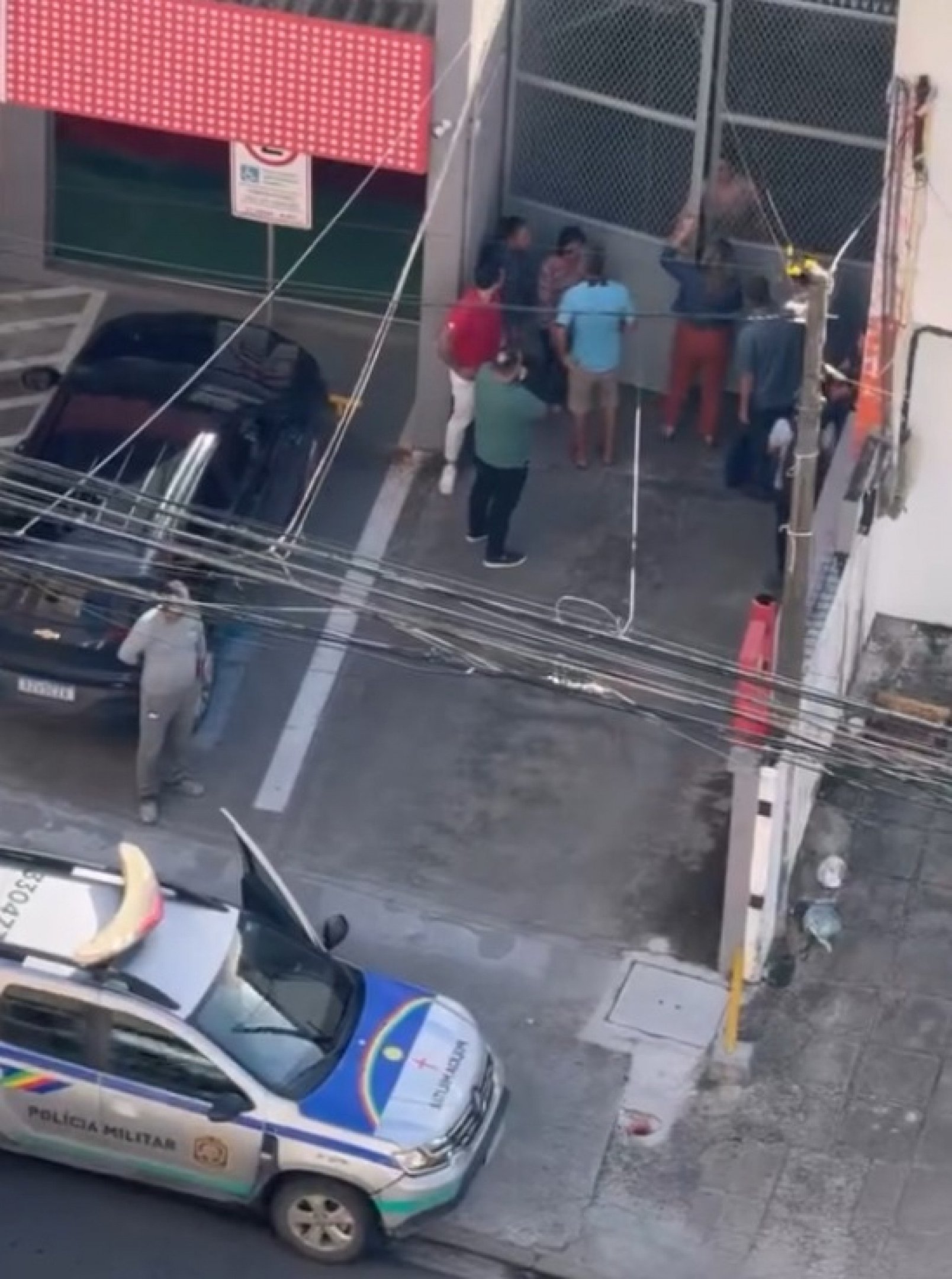 Um dos suspeitos morreu no local e outro ficou ferido