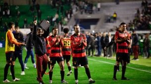Jogadores do Sport agradecem o apoio da torcida após derrota contra o Juventude