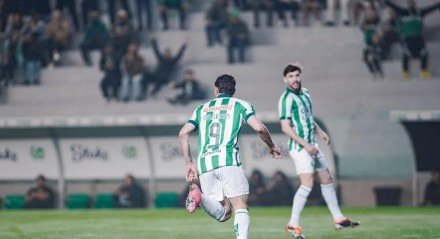 Camisa 9 volta a balançar as redes três meses depois