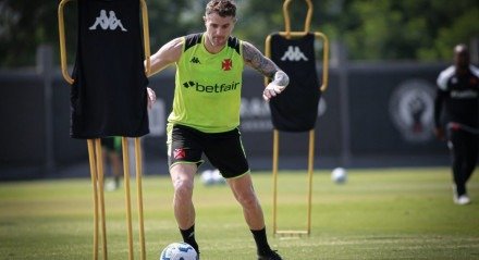 A principal baixa da equipe comandada por Fernando Diniz é o meia Coutinho, que sentiu um incômodo na panturrilha esquerda no clássico contra o Botafogo